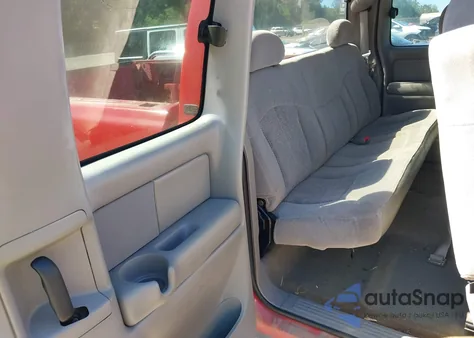 2000 Chevrolet Silverado 1500 Ls z USA, uszkodzony, nr VIN 2GCEC19T2Y1289205